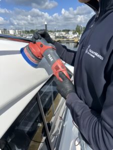 Flex machine gebruikt door medewerker YachtMates voor polijsten van boot